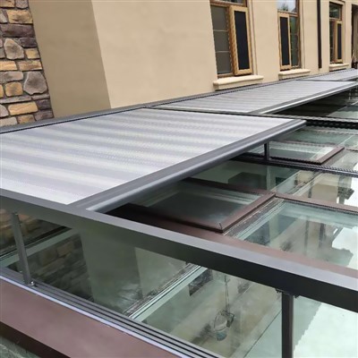 Auvent rétractable sur le toit